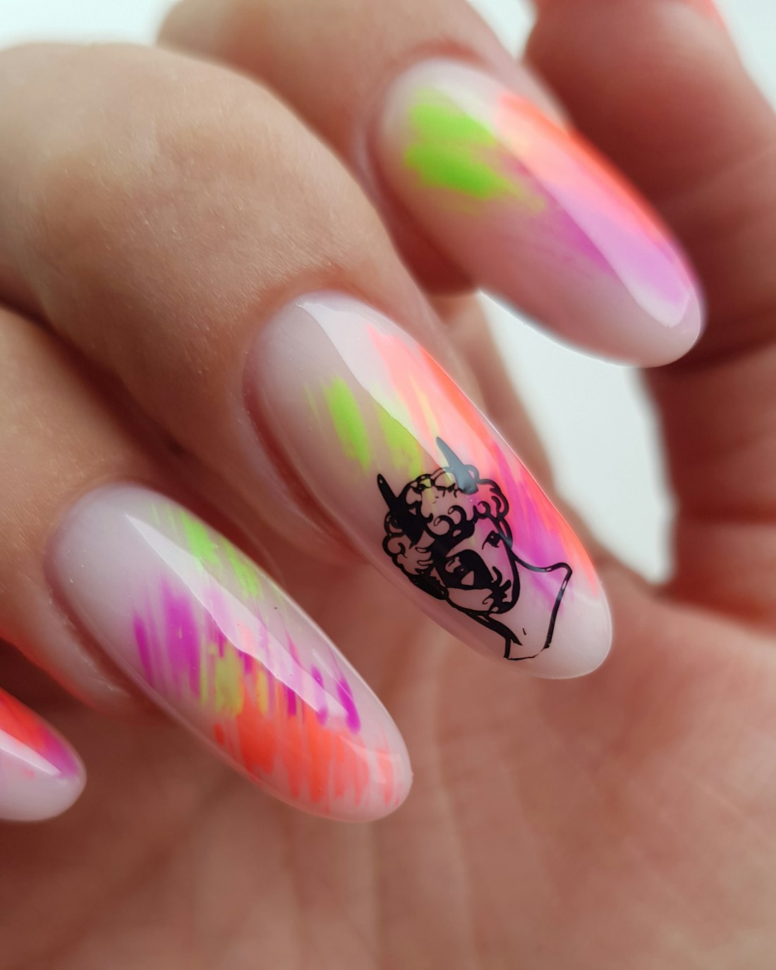 Neon renkli soyut desen ve klasik büst çizimli nail art tasarımı
